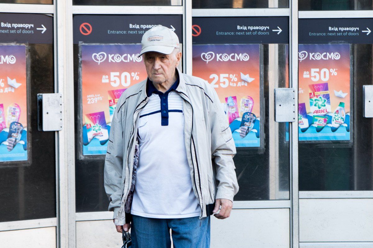 Пенсионеры одними из первых открывают рабочий день метрополитена