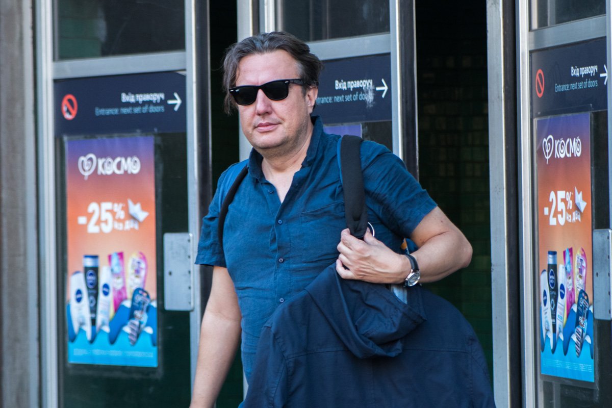 Несмотря на ранее утро, некоторые пассажиры уже прячут глаза за солнцезащитными очками