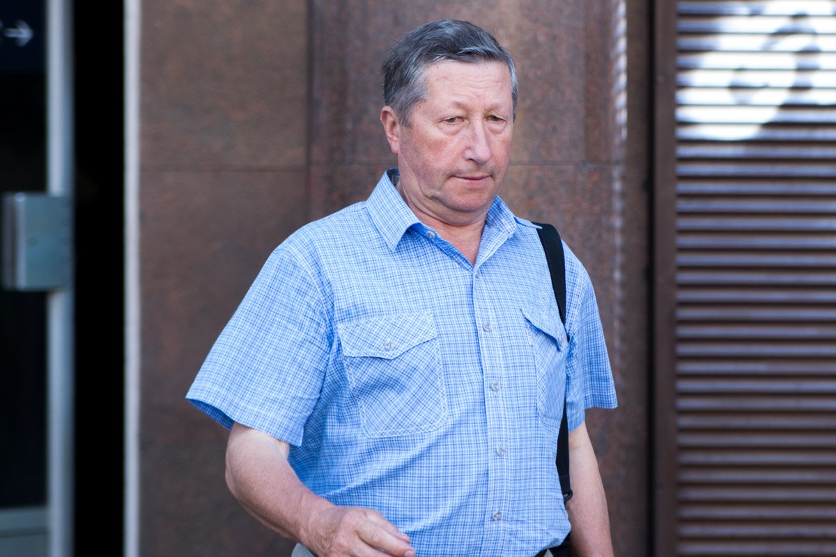 Несмотря на ранее время, кто-то уже спешит по делам