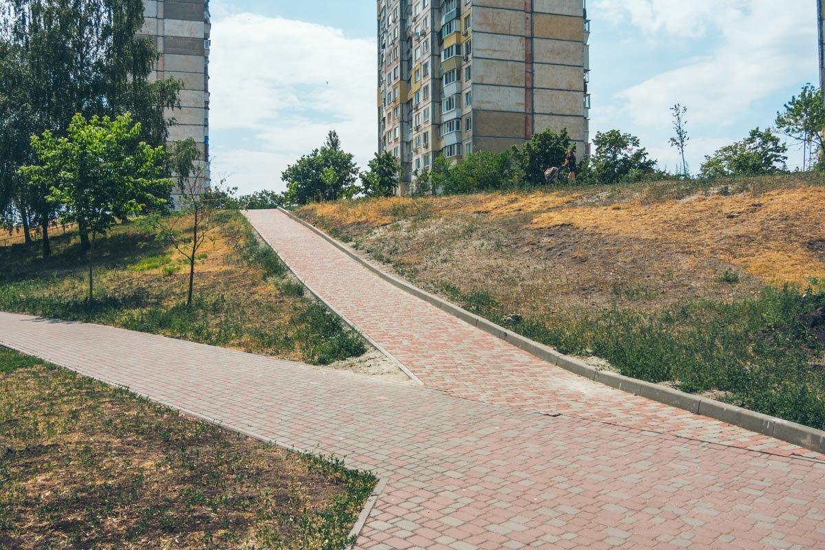 Все дорожки вымощены тротуарной плиткой Все дорожки вымощены тротуарной плиткой