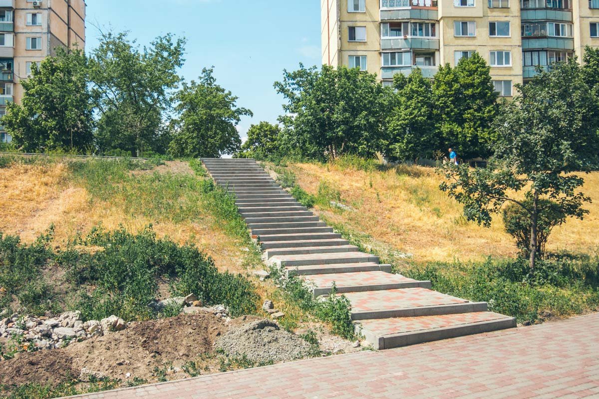 Кое-где остатки ремонтных работ вдоль тротуаров Кое-где остатки ремонтных работ вдоль тротуаров