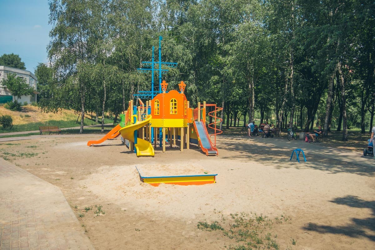 Детская игровая. Похожая зона для игр расположена и в сквере близ озера "ЛЕбединое", что в Дарницком районе Детская игровая. Похожая зона для игр расположена и в сквере близ озера "ЛЕбединое", что в Дарницком районе