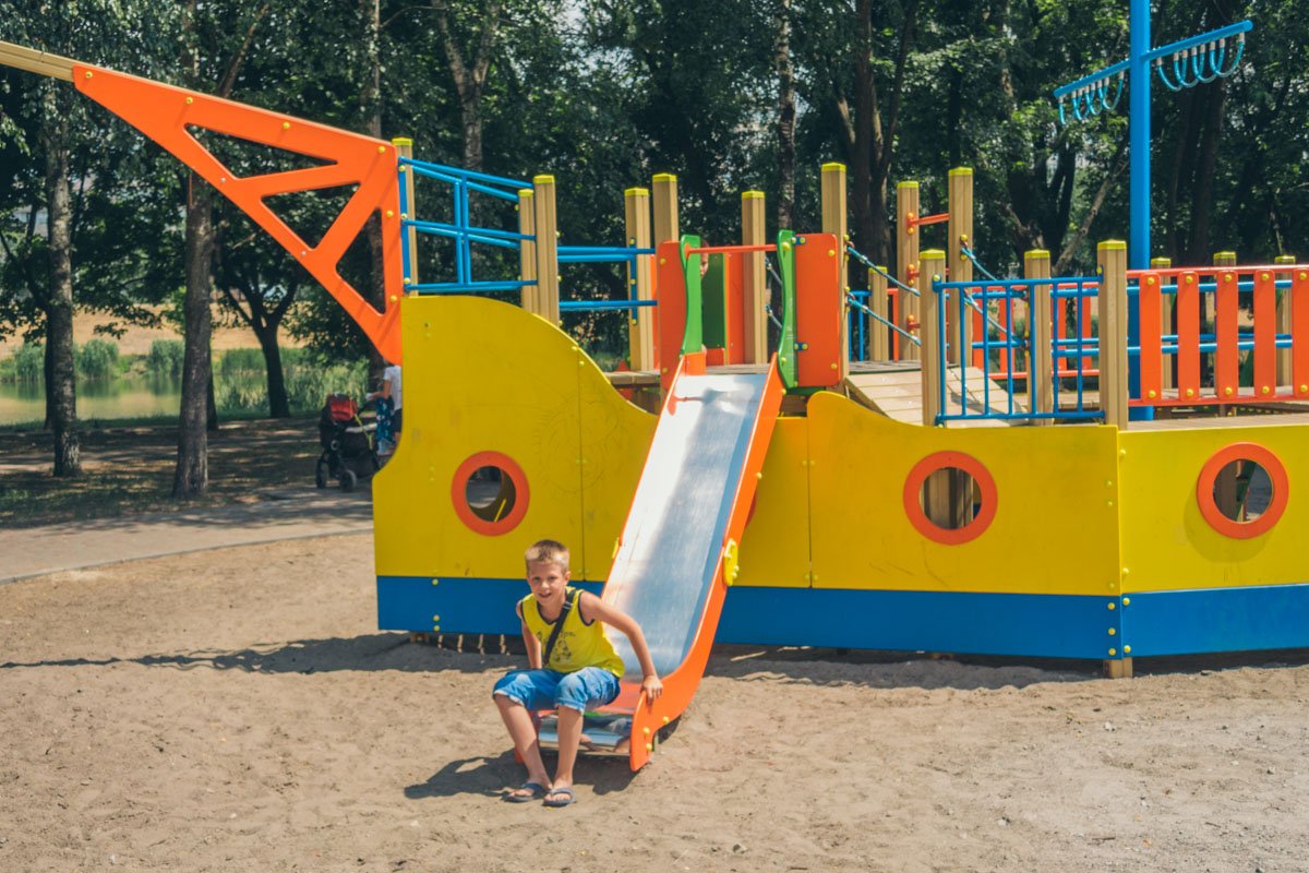 Ребятне забава вдали от парковок и дорог Ребятне забава вдали от парковок и дорог