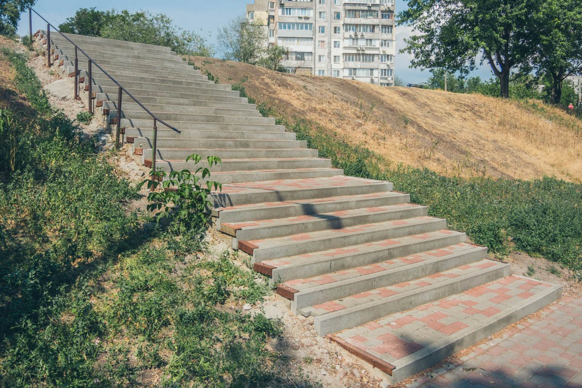 Видно, что время безжалостно развалит эти ступеньки очень скоро Видно, что время безжалостно развалит эти ступеньки очень скоро