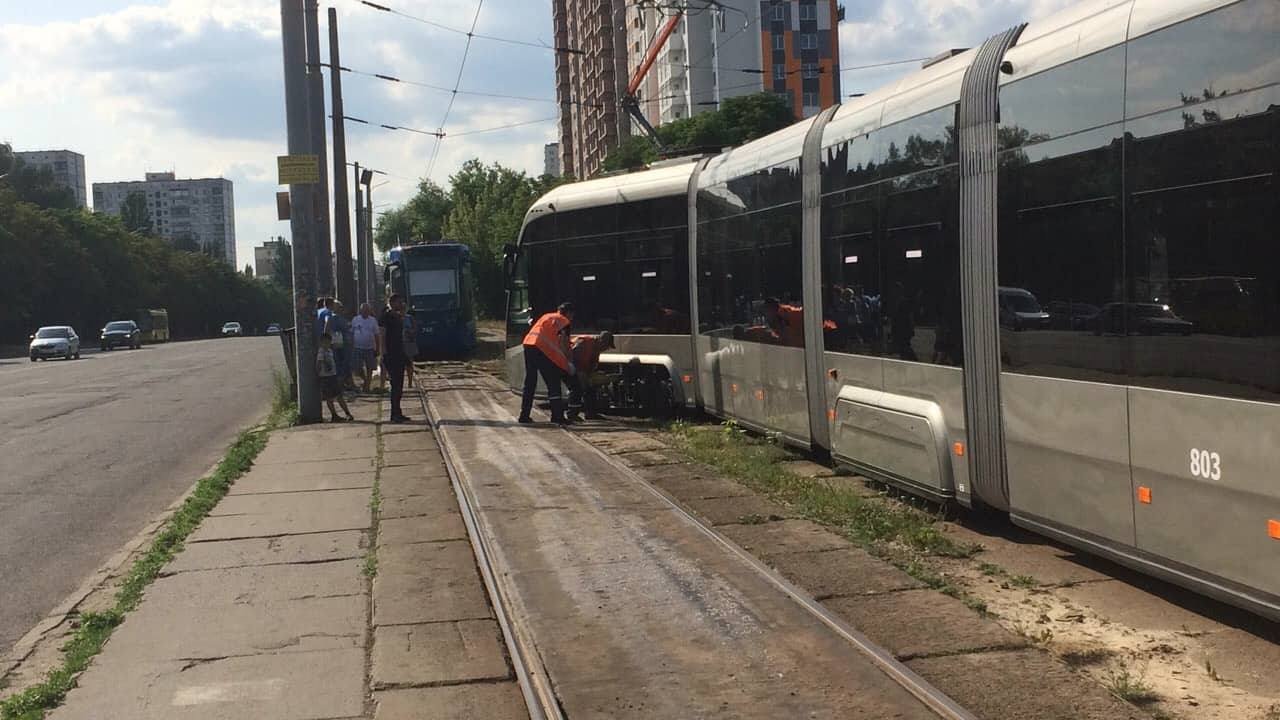На бульваре Кольцова трамвай сошел с рельс