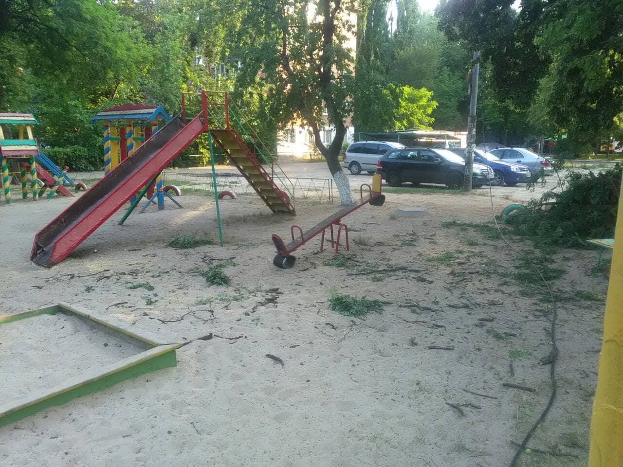 Последствия падения дерева ликвидировали Последствия падения дерева ликвидировали