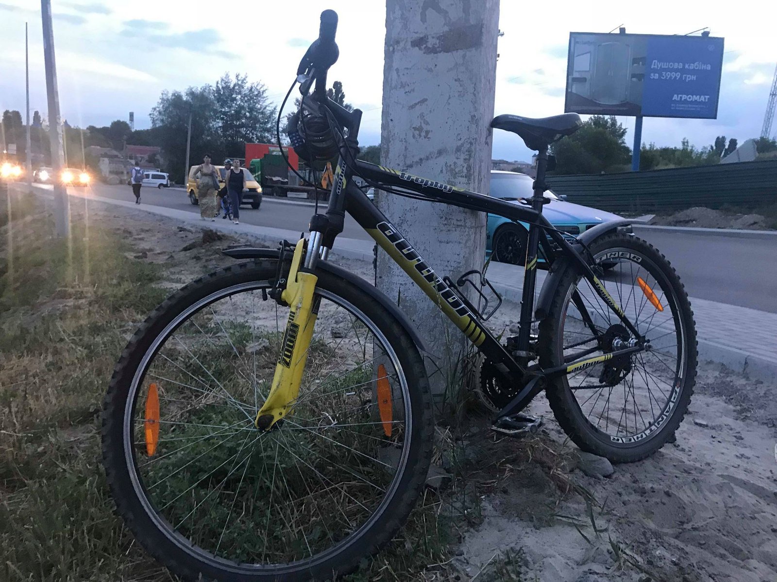 Мужчину в возрасте около 40 лет забрала скорая помощь. 