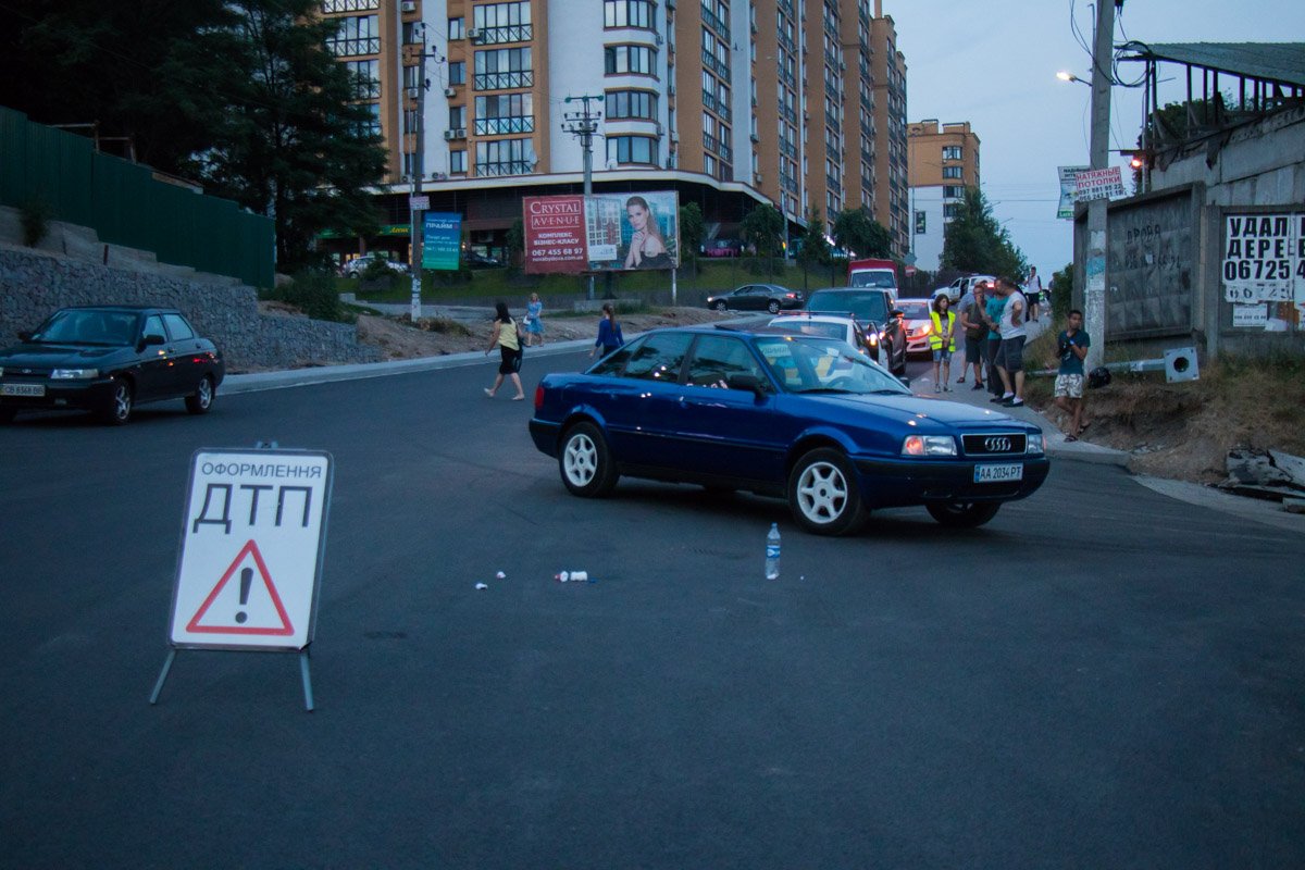 Audi ехал по улице Соборная в сторону центра Петропавловской Борщаговки 