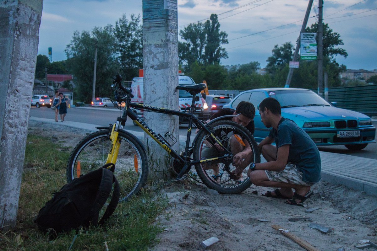 Знакомые велосипедиста рассказали, что у мужчины после ДТП продолжается кровотечение из уха