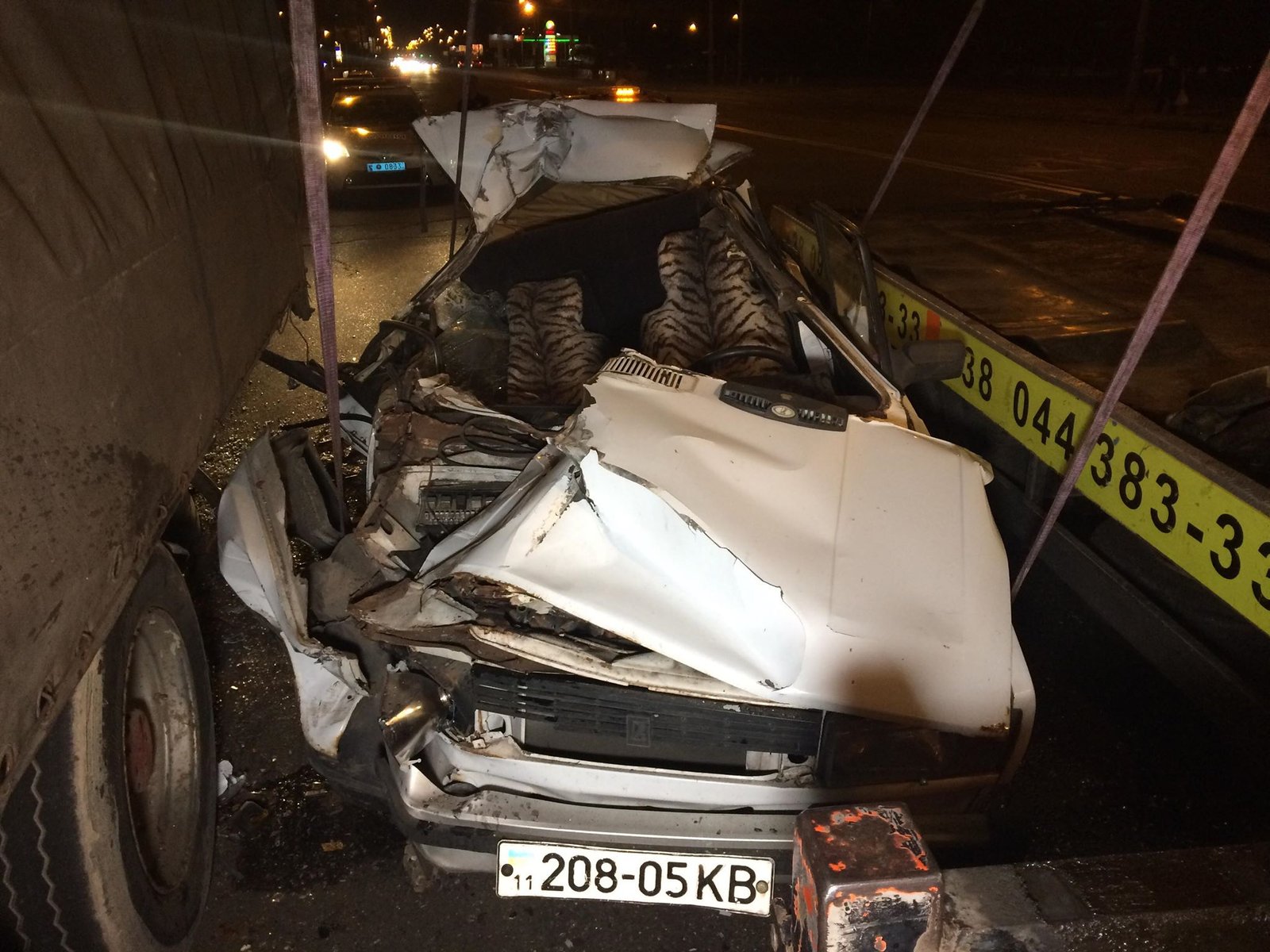 Легковой автомобиль превратился в груду металла