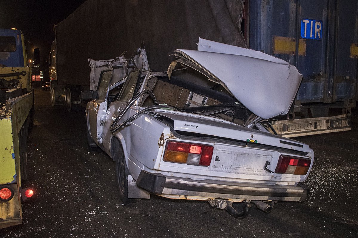 Водитель легкового авто рассказал, что когда ехал, в темноте не заметил стоящий грузовик