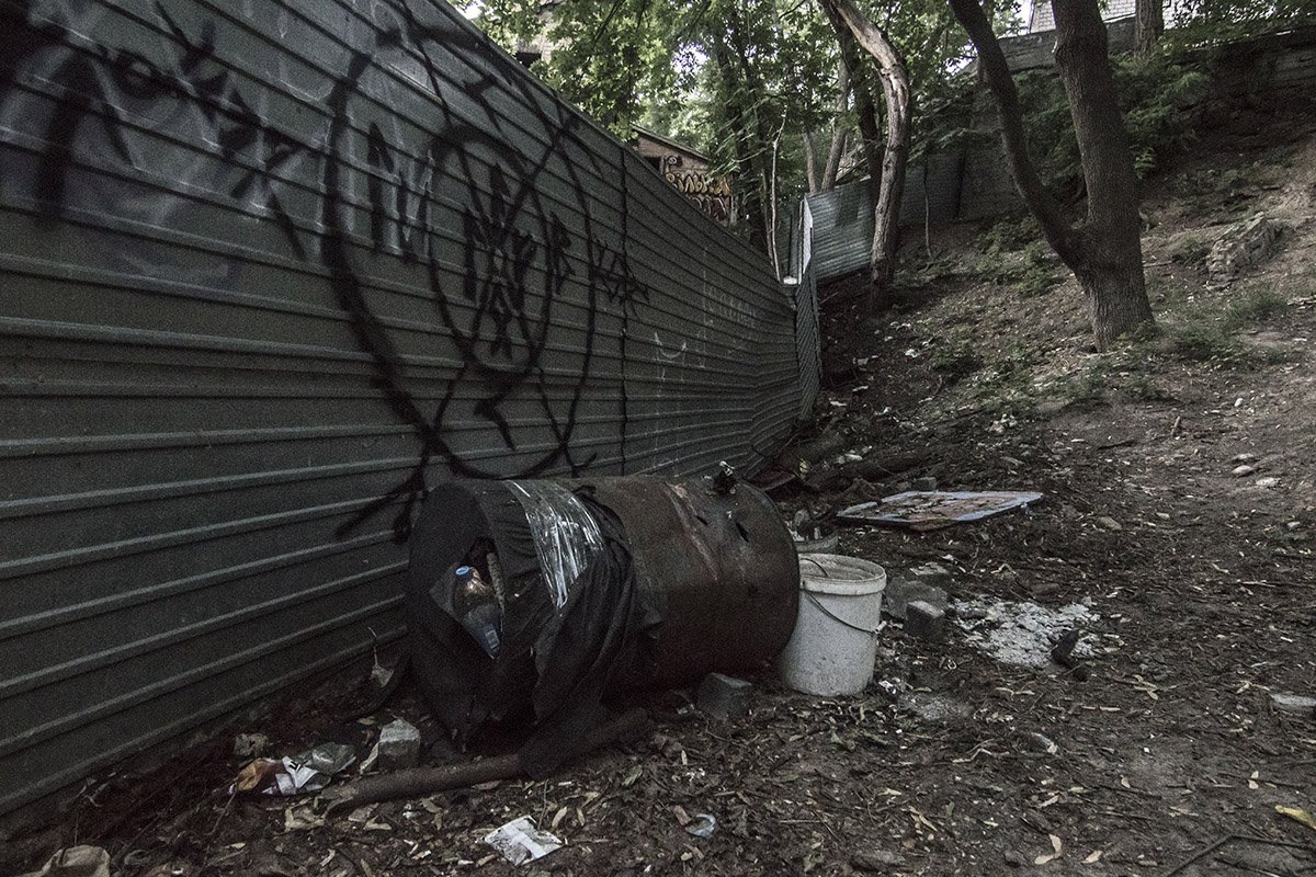 Видать, "паломники" стены насорили 