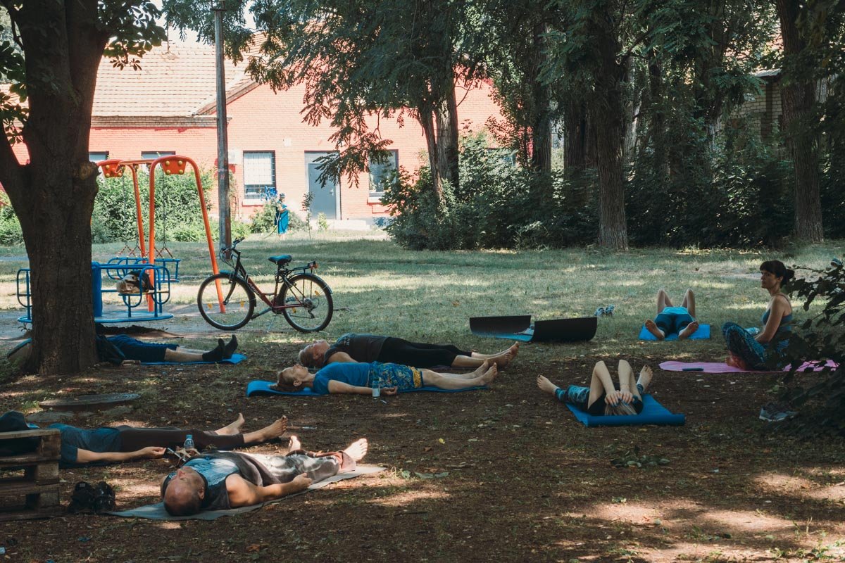 Шавасана. Йоги приютились в тени деревьев