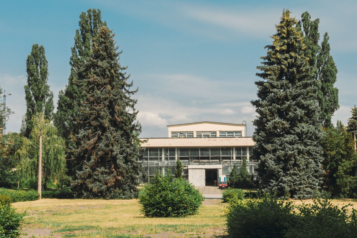 Даже автомобили отечественные 