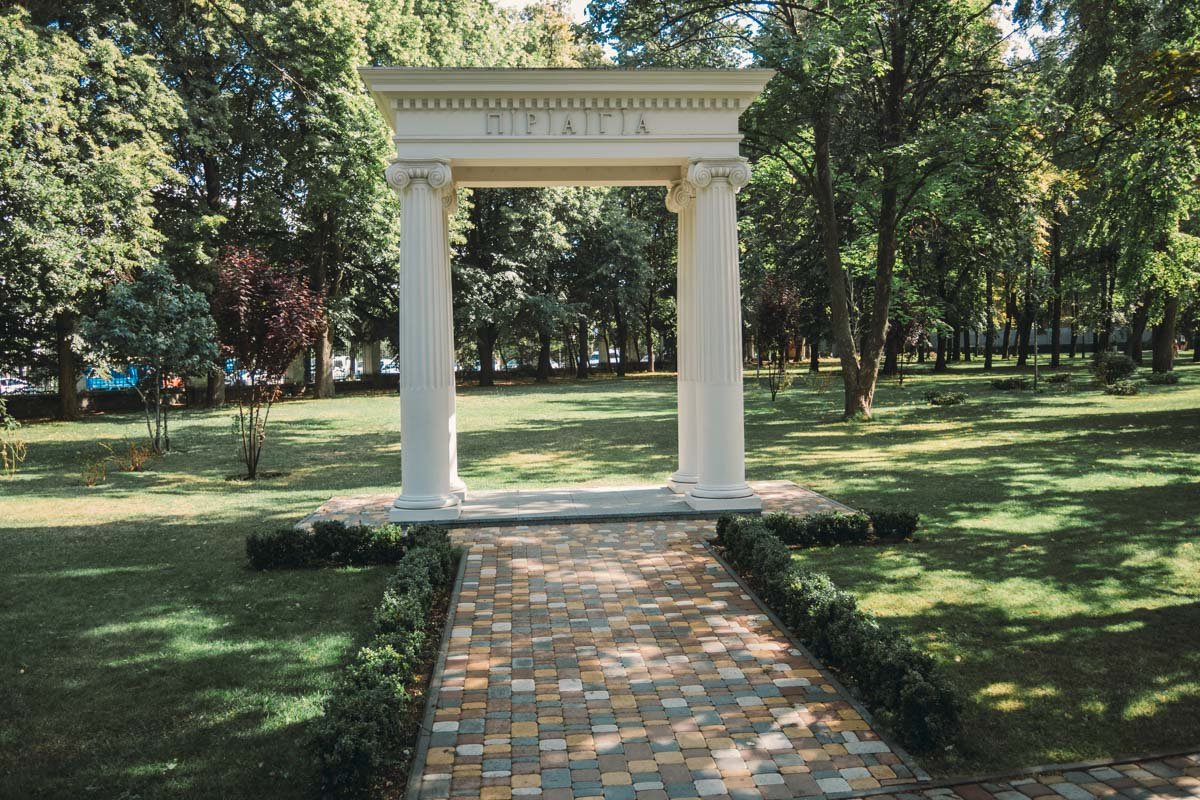 На территории ресторана 