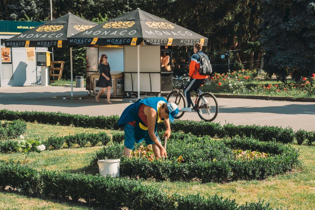 На центральной аллее уже наводят порядки и появились первые прохожие 