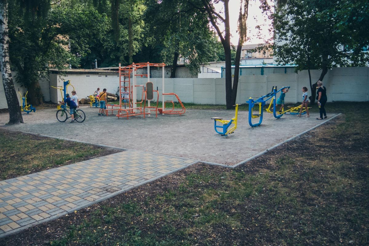 В сквере есть уличные тренажеры 