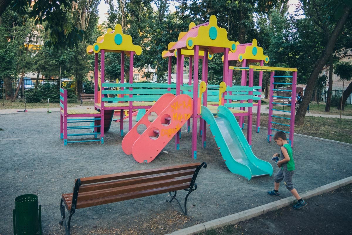 И яркая детская площадка