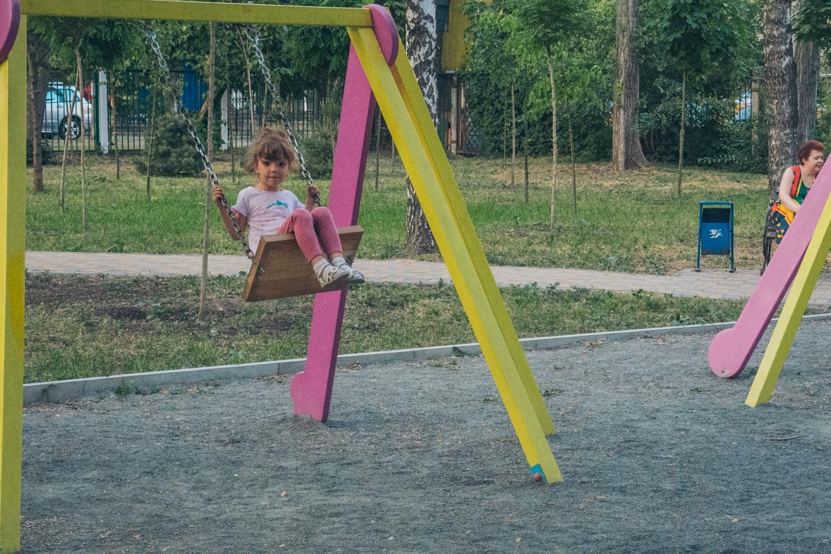 Детская площадке не пустует 