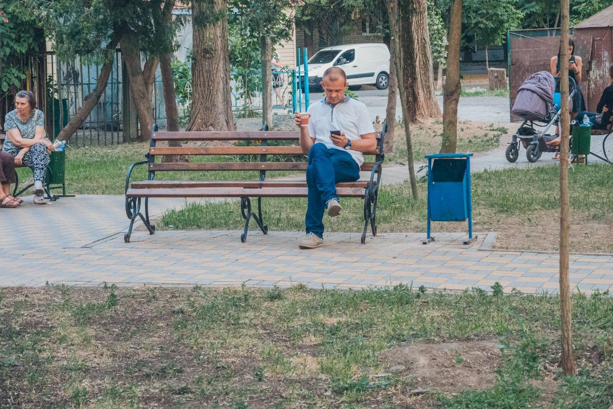 В сквере многолюдно 