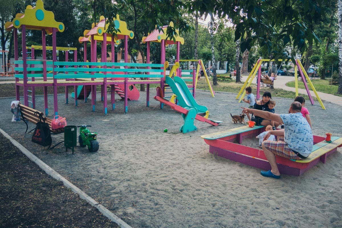 Вдоль всего сквера стоят лавки и установлены урны 