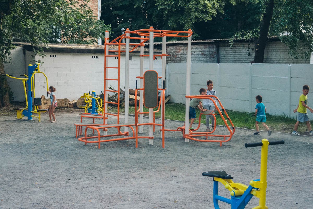 На тренажерах ребятня качает бицепсы 