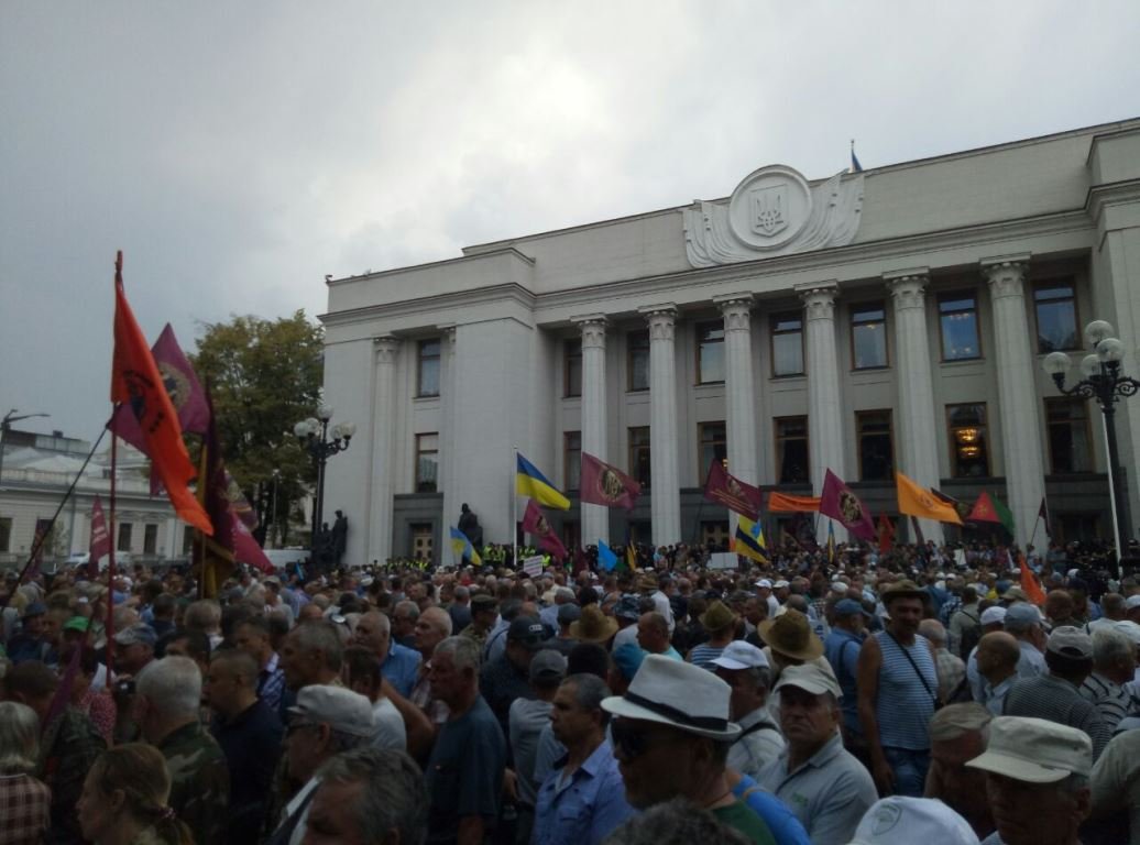 Тысячи активистов пытаются прорваться в Раду