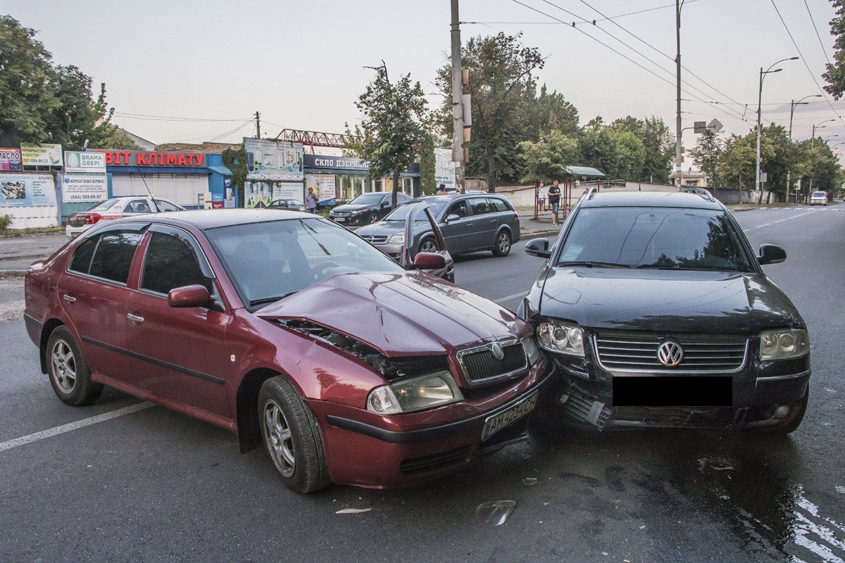 В Киеве на улице Героев Космоса, 19 произошло ДТП