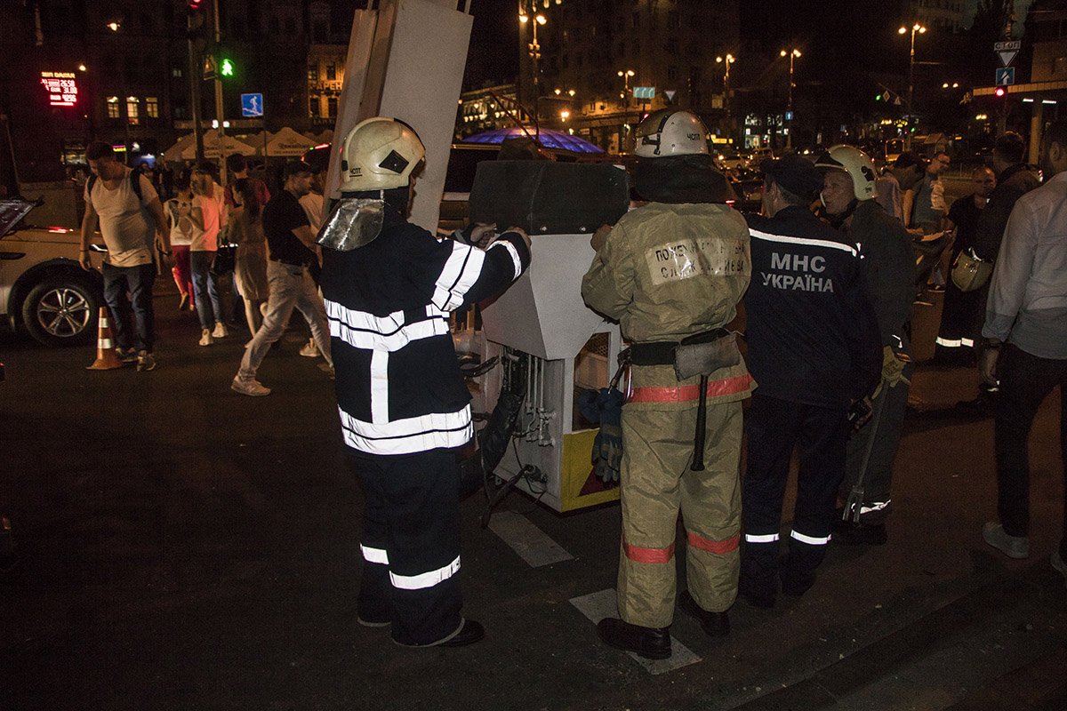 На место происшествия прибыли пожарные с люлькой