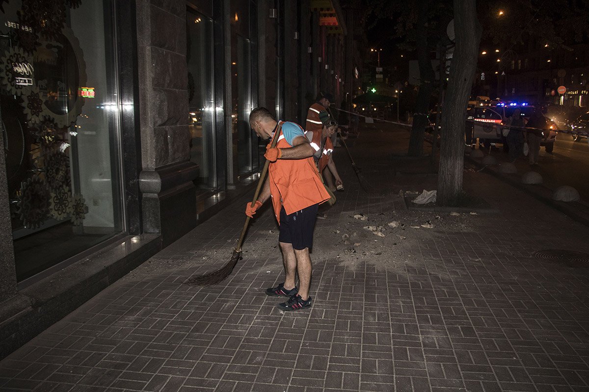 Коммунальные службы убирают обломки