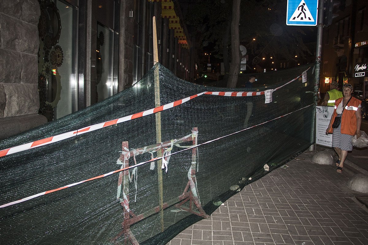 Место обвала фасада оградили защитной сеткой