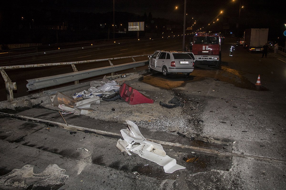 На съезде с Южного моста в сторону правого берега, произошло ДТП На съезде с Южного моста в сторону правого берега, произошло ДТП
