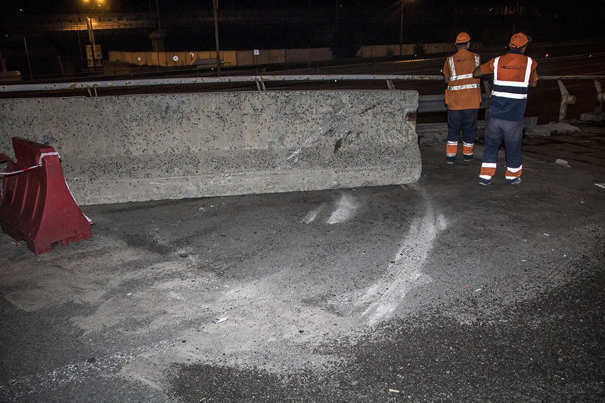 Skoda Fabia снесла бетонное ограждение и остановилась в железном заборе Skoda Fabia снесла бетонное ограждение и остановилась в железном заборе