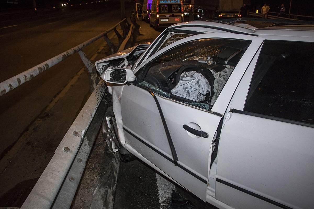 У легковушки сильно разбит перед автомобиля У легковушки сильно разбит перед автомобиля