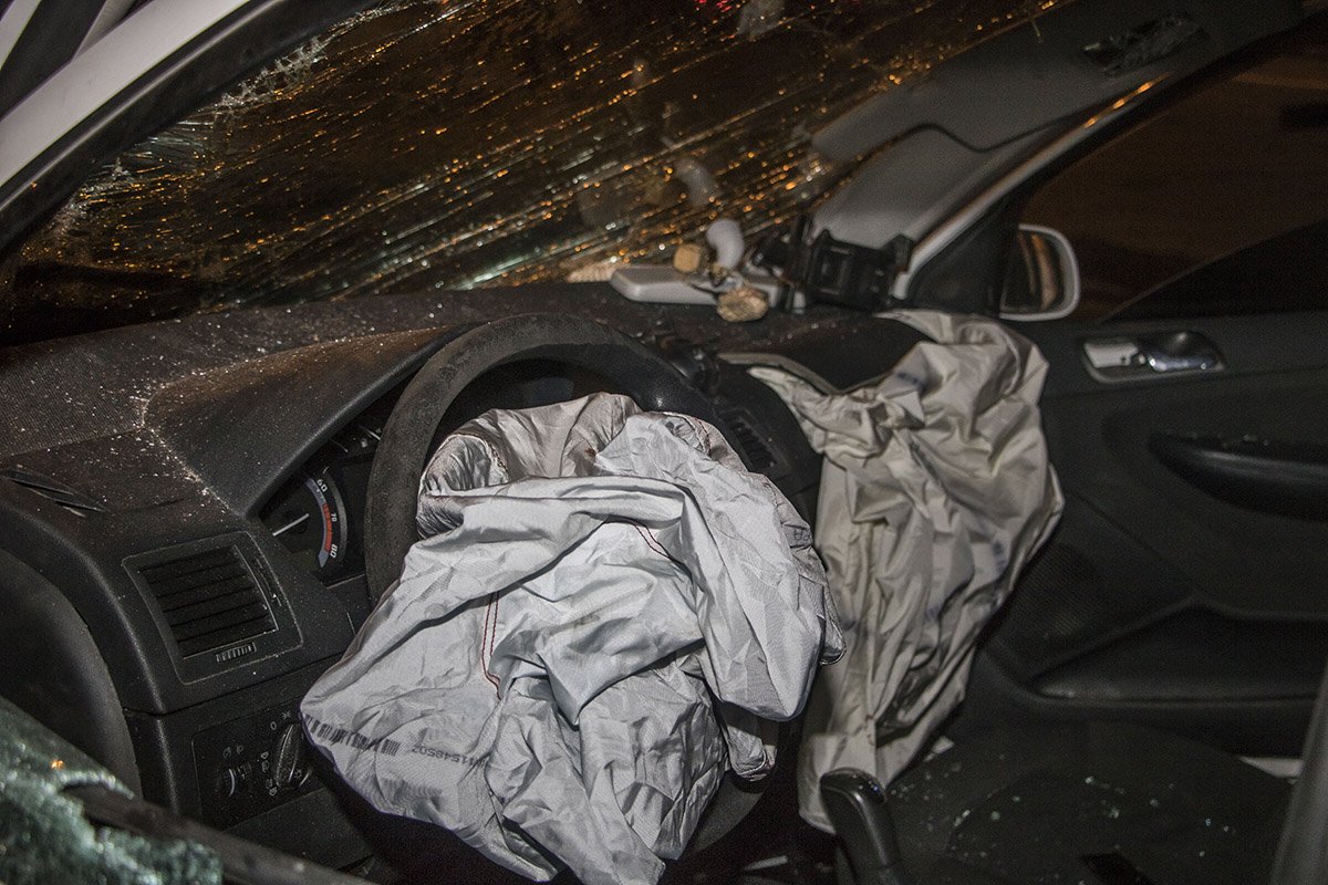 От удара сработали все подушки безопасности От удара сработали все подушки безопасности