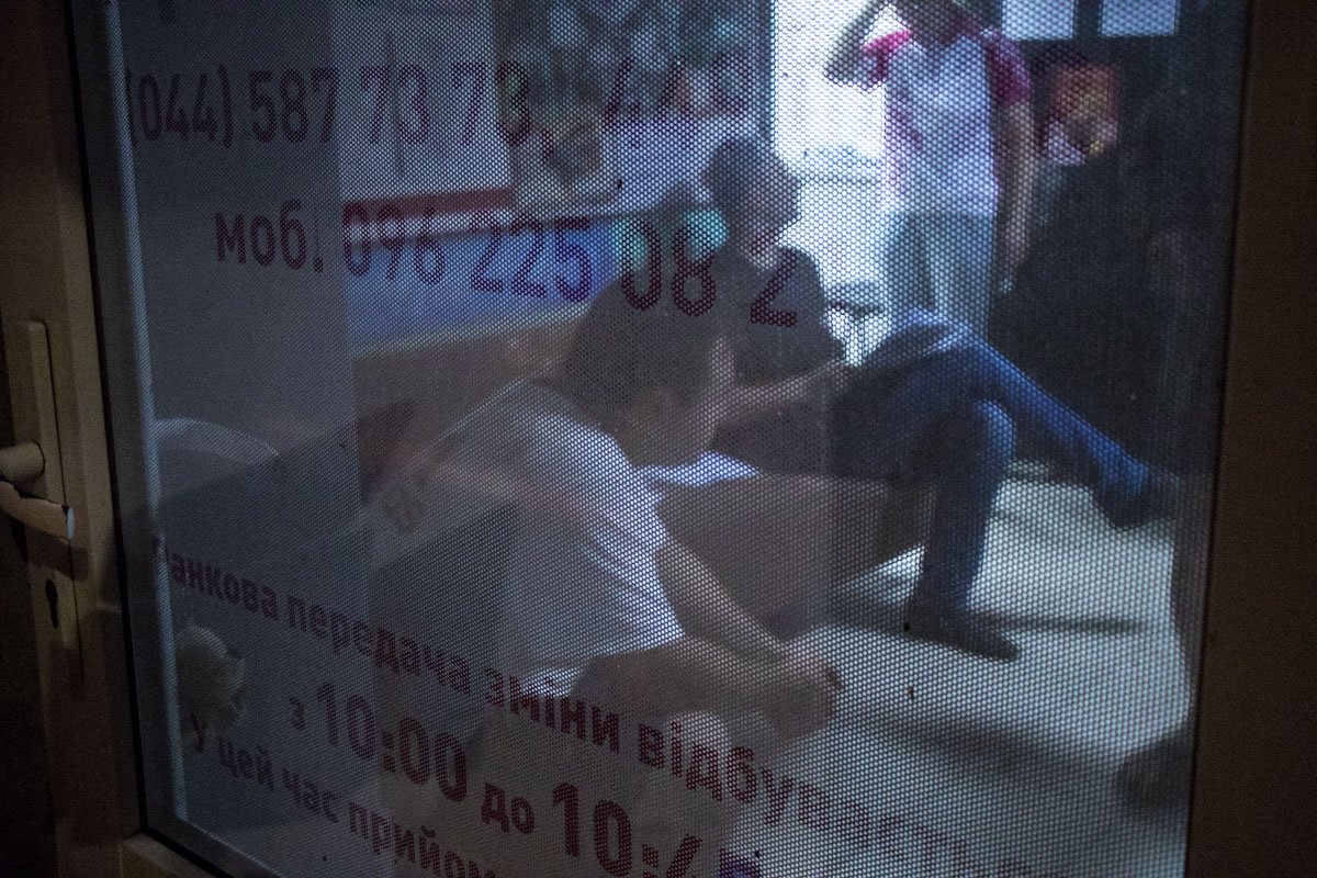 Подозреваемый, в белой футболе, не мог внятно объяснить что произошло