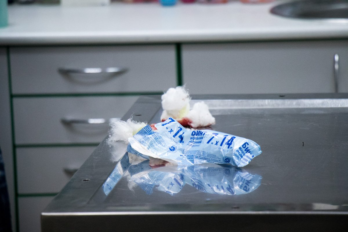 Пострадавшей девушке нападавший наносил удары по голове огнетушителем и ножом 