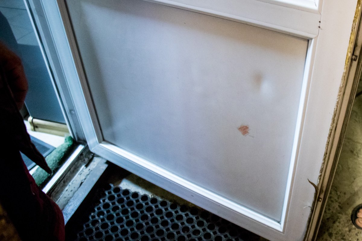 Следы крови по всем помещениям клиники