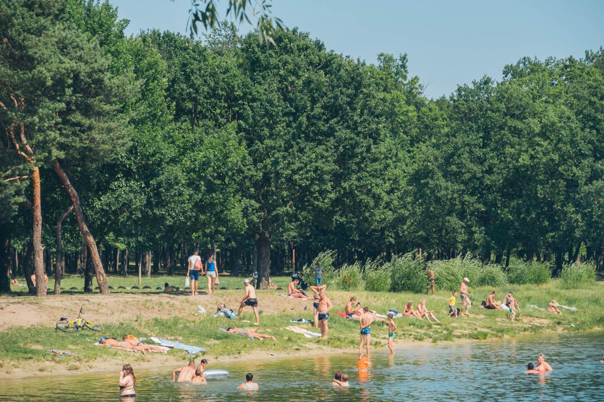 А вот у озера придется лежать в траве