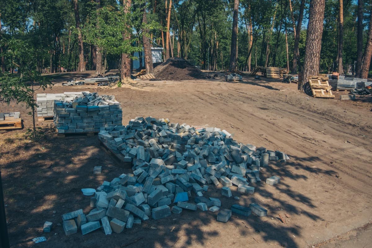 А в некоторых местах только начали