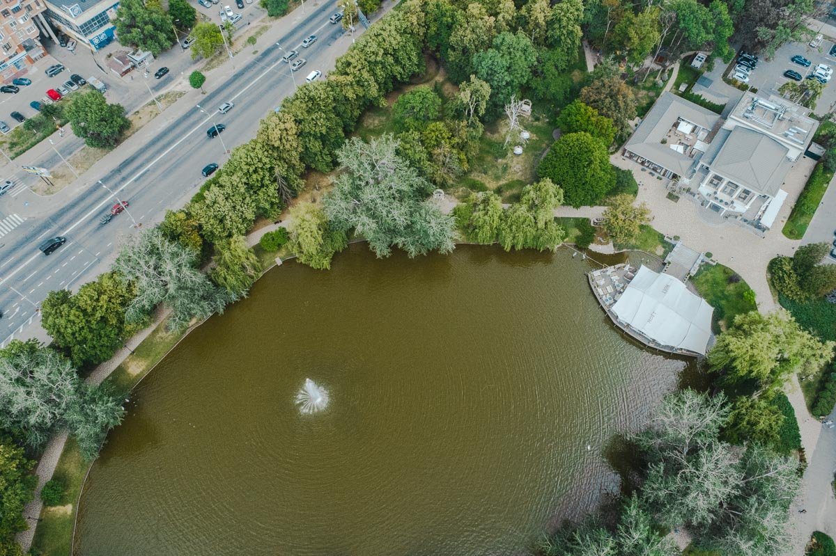 На территории парка постоянно проводятся разнообразные выставки, но мало кто знает о том, что здесь можно еще и здорово отдохнуть