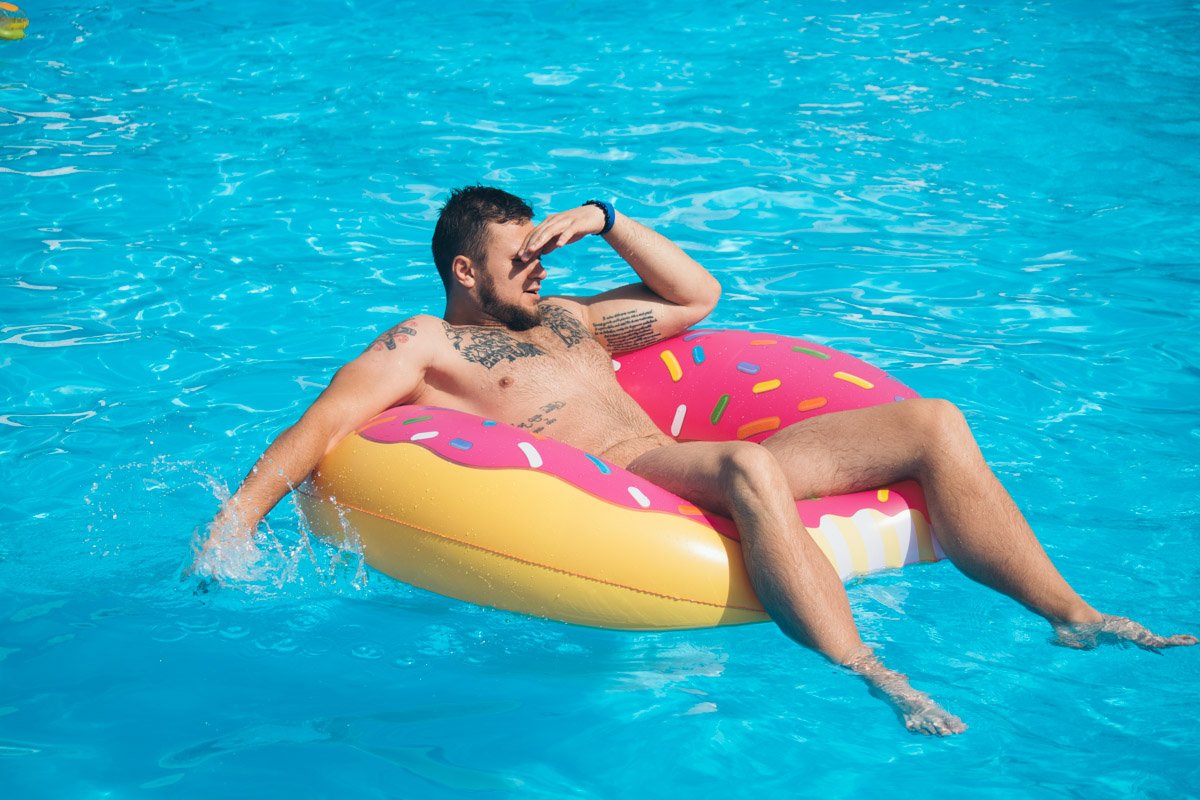 Оператор "Информатора" в перерывах между работой выглядывает себе будущую жену возле бассейна