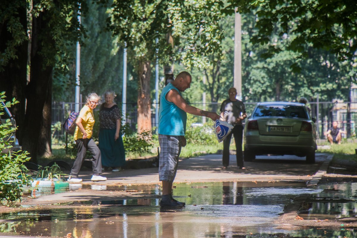 Двор превратился в озеро