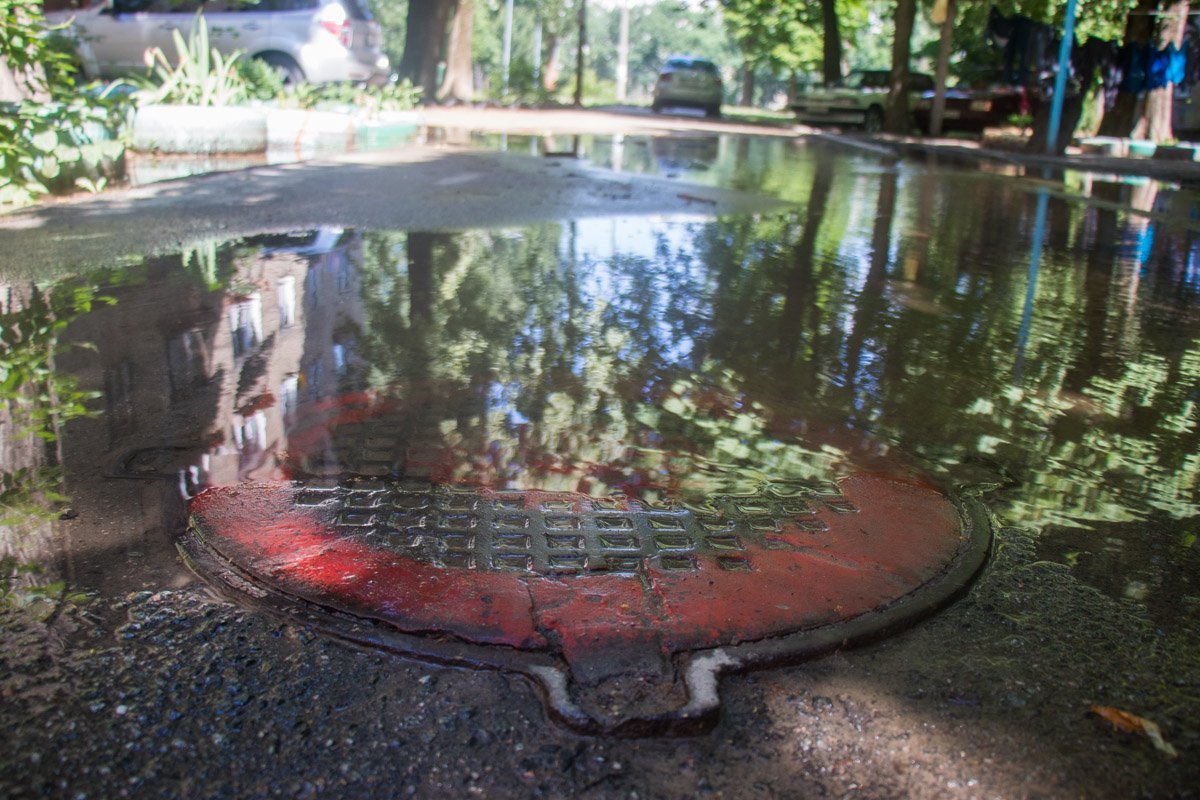 Жильцы предполагают, что прорвало трубу с холодной водой