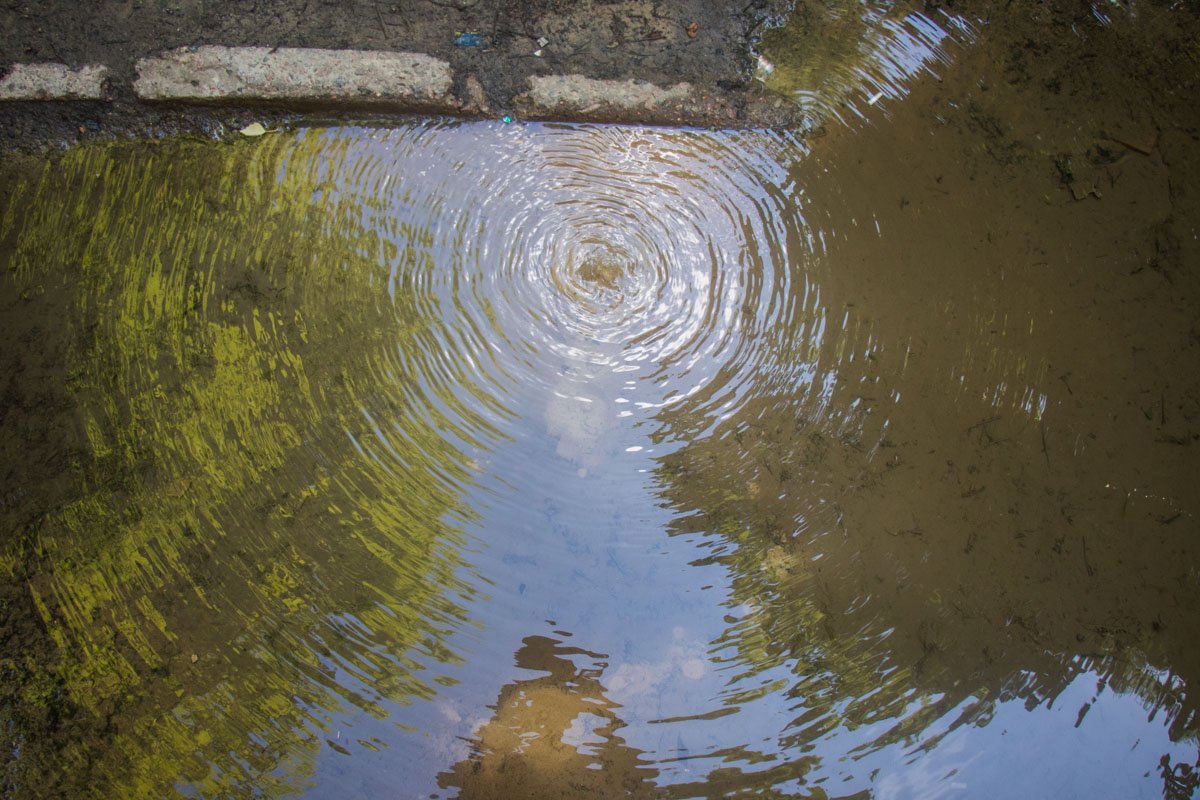 Жильцы вынуждены обходить другими дорогами 