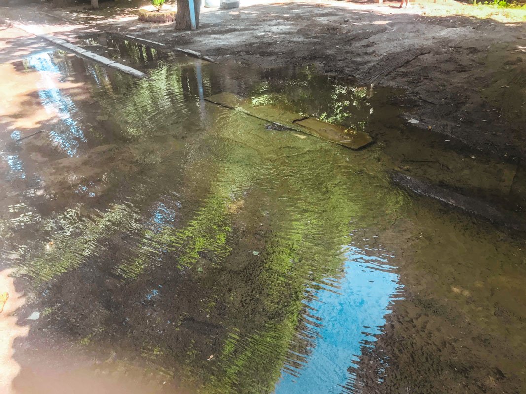 В Киеве на Леся Курбаса двор утонул в воде
