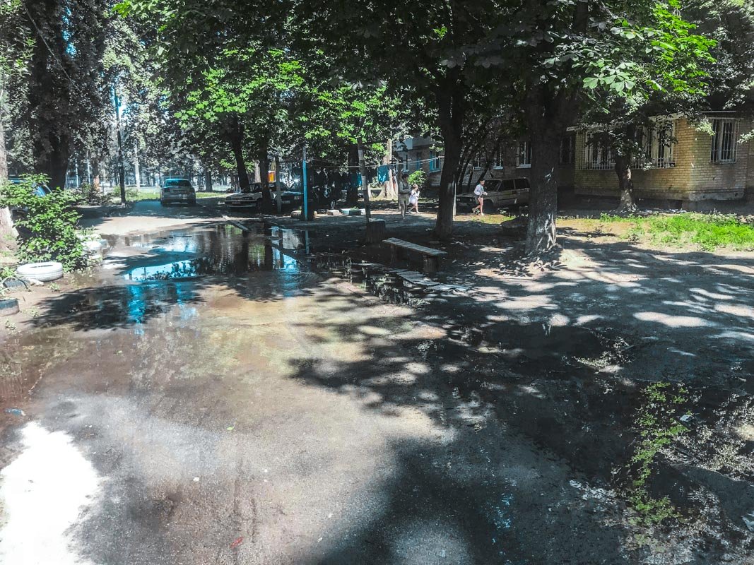 Трубу с холодной водой прорвало утром