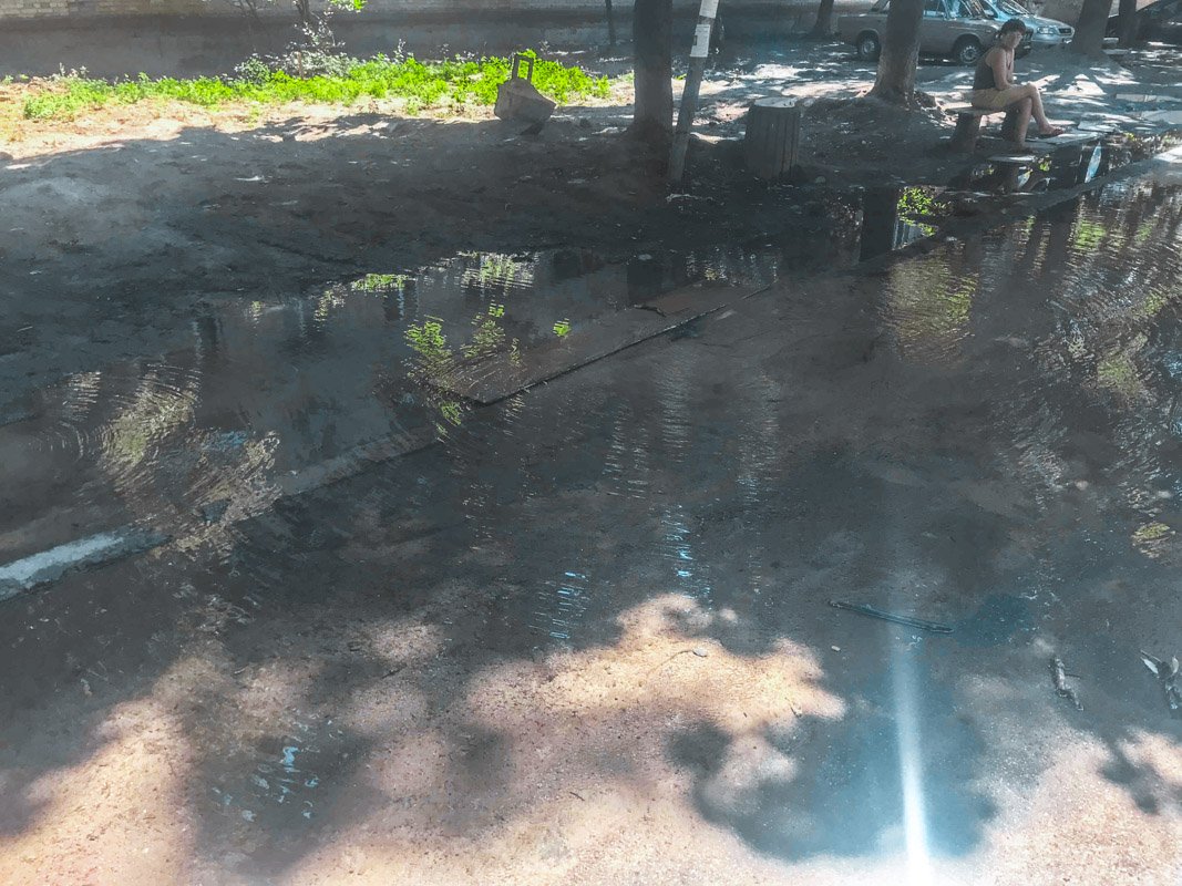 По состоянию на 12:00 коммунальщики не прибыли на место аварии