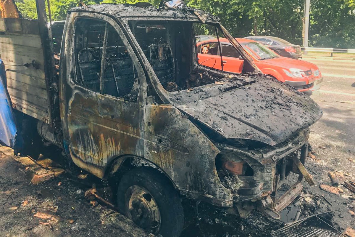 Автомобиль выгорел дотла Автомобиль выгорел дотла