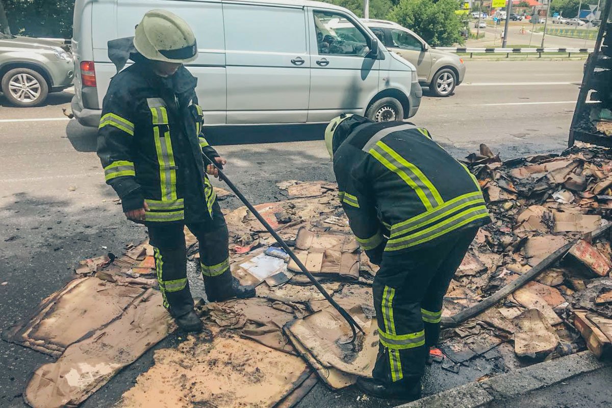 В кузове машины лежала макулатура В кузове машины лежала макулатура